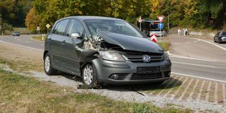 Demolierter VW Golf wartet auf seinen Halter.